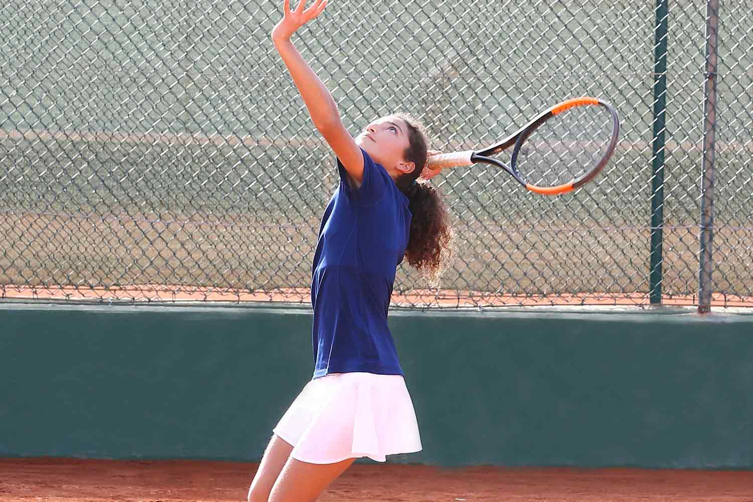 Jugar al tenis en edad adolescente. Escuelas de tenis Ebone Murcia