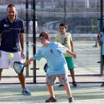 niños jugando al padel con la camiseta de Andres Gimeno