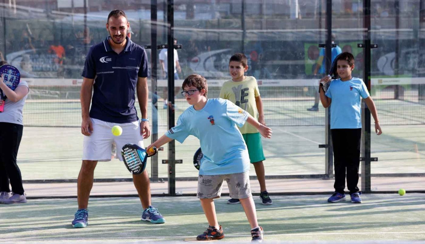 niños jugando al padel con la camiseta de Andres Gimeno