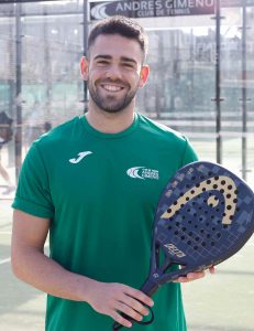 jugador de padel sonriente con su raqueta en el club de tenis andres gimeno