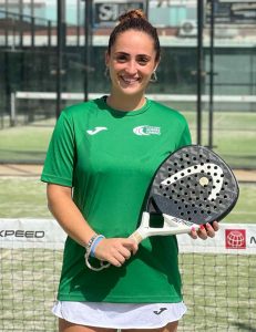 jugadora de padel sonriendo con su raqueta en el club de tenis andres gimeno