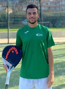 jugador de padel sonriente con su raqueta