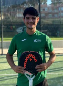 jugador de padel sonriente con su raqueta